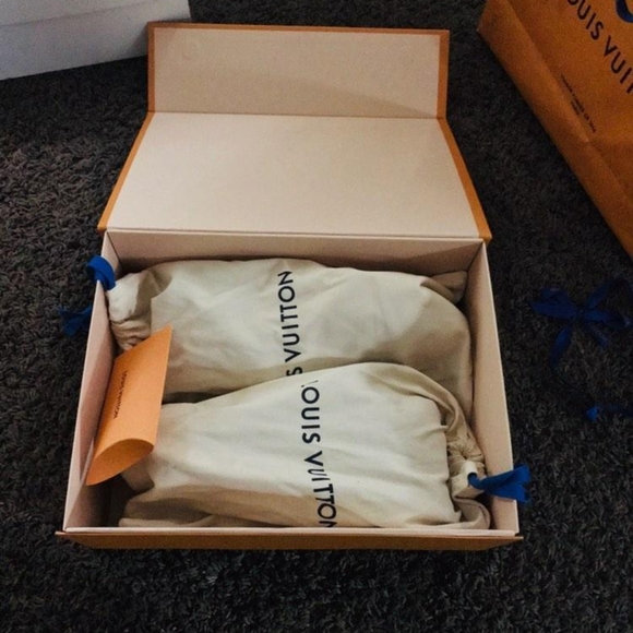 Louis Vuitton - Picture 6 of 7